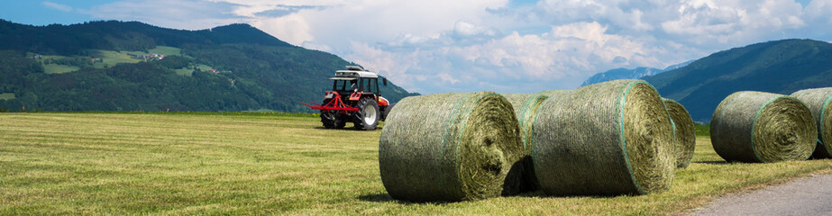 Agrarwirtschaft Traktor und Heuballen