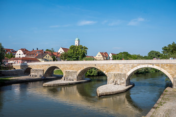 Fototapeta na wymiar Blick von der steinernen Brücke - St. Mang im Stadtteil Stadtamhof 