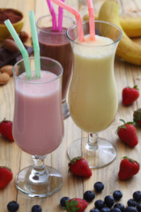 frappe e frullati con frutti di bosco cioccolato e vanilla su tavolo sdi cucina