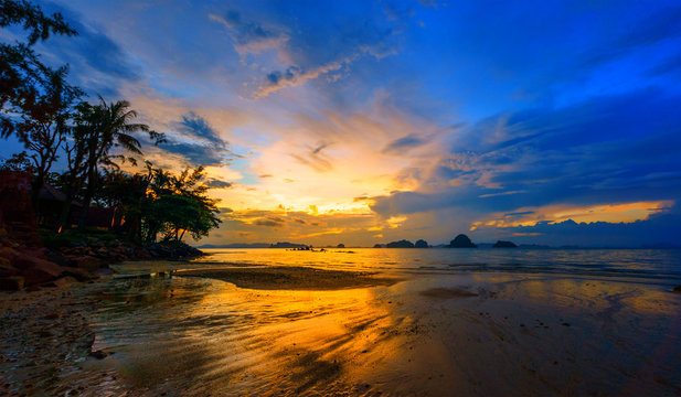 Tropical beach at sunset © Netfalls