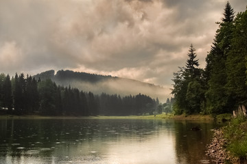 Regen, Nebel und dicke Wolken am See