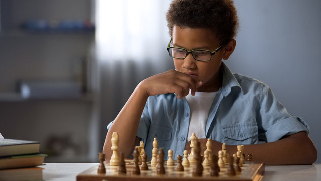 103 fotos de stock e banco de imagens de Children Chess Online - Getty  Images