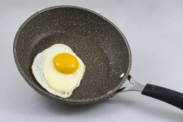 Uovo fritto in padella di pietra