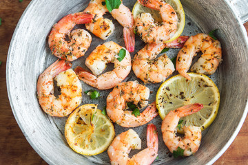 Roasted shrimps with lemon, garlic and herbs