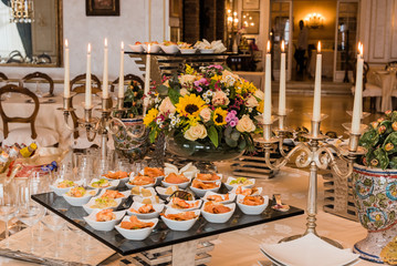 tavolo, aperitivo, buffet con pizze, mozzarella, finger food