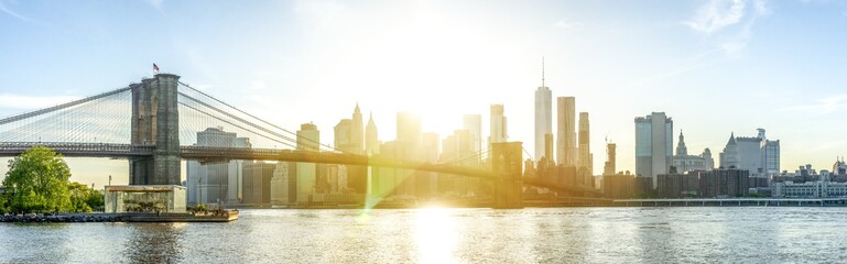 New York City, Manhattan, Skyline mit Brooklyn Bridge
