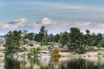 Obraz premium The Scenic Beauty of the Colorado Rocky Mountains - Sunrise on Latitia Lake, Colorado