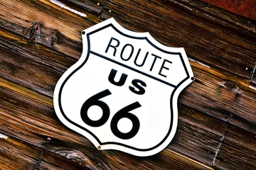 Papier Peint photo autocollant Route 66 Signe de la route 66 avec fond en bois.