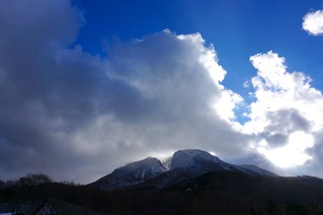 雪をかぶった由布岳