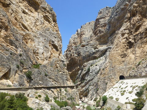 El caminito del Rey, paraje natural en el desfiladero de los Gaitanes, entre los términos de Ardales, Álora y Antequera, en  Málaga, comunidad autónoma de Andalucía, España