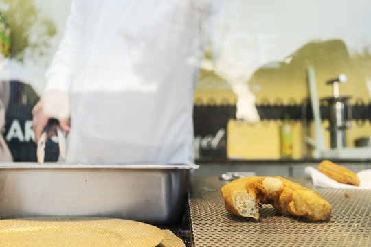 Man to cook Portuguese delicacy knew by farturas.