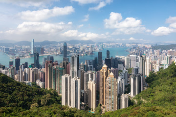 Panoramablick auf die Skyline von Hong Kong an einem sonnigen, klarem Tag