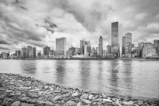Black and white picture of the New York City skyline, view from the Roosevelt Island.