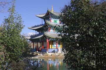 Fototapeta premium Chinese temple on the water (Lijiang, Yunnan, China)
