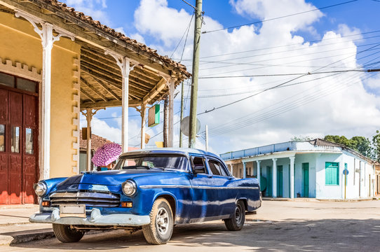 Amerikanischer blauer Chrysler Oldtimer parkt in Santa Clara in der Seitenstrasse - Serie Kuba Reportage