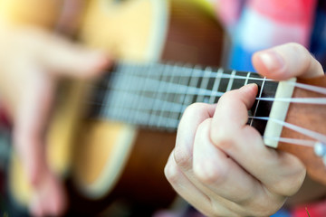 Obraz premium hands playing a guitar close-up