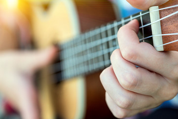 Fototapeta premium ręce grając na gitarze z bliska