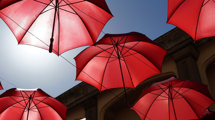 Regenschirme am Hafen