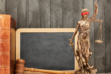 Justitia vor leerer Tafel und Richterhammer