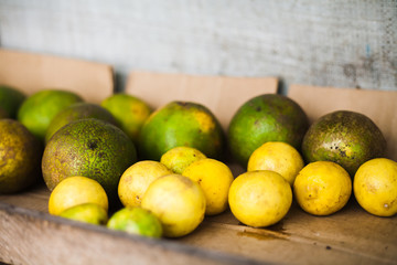 limas y naranjas africanas sobre madera 