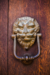 PUerta swajili de madera labrada omaní, árabe e hindú en lamu, kenia