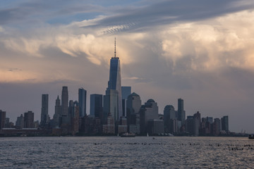 Fototapeta premium Niesamowite chmury za panoramą Nowego Jorku widziane z Hoboken w stanie New Jersey