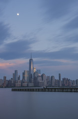 Obraz premium Niesamowite niebo o zachodzie słońca. Panoramę Nowego Jorku oglądany z Jersey City, New Jersey