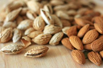 Fried inshell almonds