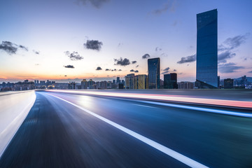 Obraz premium empty asphalt road with modern office building