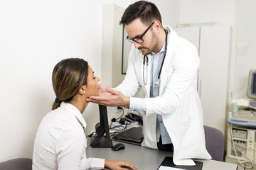 Obraz premium Male doctor examines a female patient