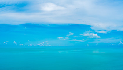 Fototapeta na wymiar Sea and cloudy blue sky at Samui island