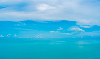 Fototapeta na wymiar Sea and cloudy blue sky at Samui island