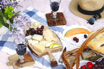 Pique-nique d& 39 été avec fromage, vin, fruits et pain. Pique-nique au parc.
