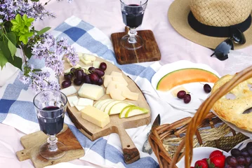 Photo sur Plexiglas Pique-nique Pique-nique d& 39 été avec fromage, vin, fruits et pain. Pique-nique au parc.