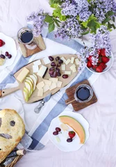 Fotobehang Picknick Zomerpicknick met kaas, wijn, fruit en brood.