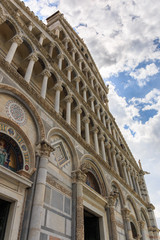 Fototapeta na wymiar Detailaufnahme vom Dom Santa Maria Assunta am Platz Piazza dei Miracoli in Pisa,Toskana, Italien