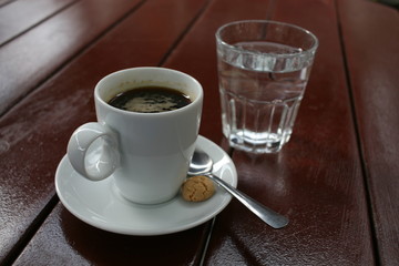 Tasse Kaffee u. Glas Wasser