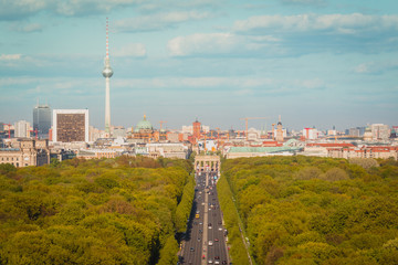 Berlin Skyline - Fernsehturm und Brandenburger Tor Luftbild