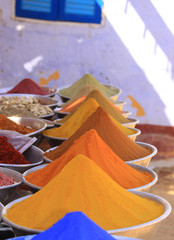 Assortiment d'épices et colorants en vente dans un marché en Egypte