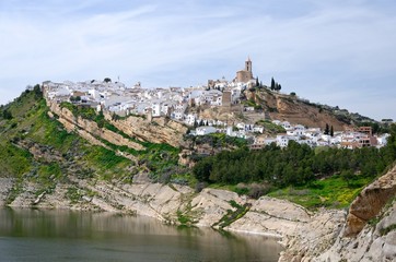 Fototapeta na wymiar White spanish village dominating a lake