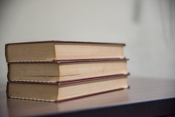 Livros em posição lateral