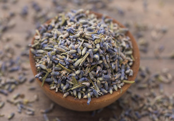 Obraz premium Dried Lavender in a Wooden Bowl