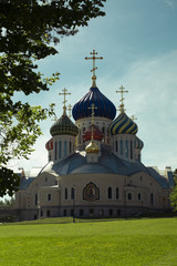 Fototapeta na wymiar colorful domes of the Orthodox Church