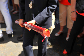 Cirio rojo encendido durante la procesión del Corpus Chistri en el barrio de Triana. Sevilla, Andalucía, España - obrazy, fototapety, plakaty