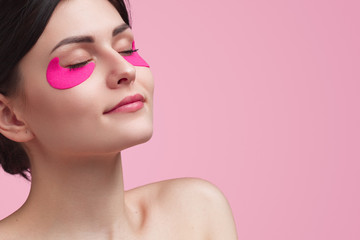 Naklejka premium Attractive young woman having under eye mask