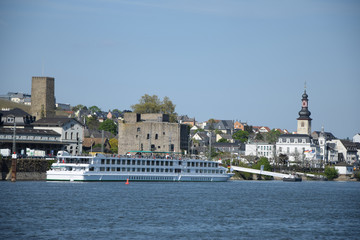 Obraz premium Kreuzfahrtschiff auf dem Rhein bei Rüdesheim