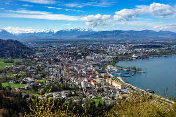 A, Vorarlberg, Blick über Bregenz, auf den Bodensee, die Festspielbühne und ins das Rheintal mit dem Alpsteingebirge - obrazy, fototapety, plakaty