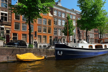 Amsterdam, a trip through the picturesque canals