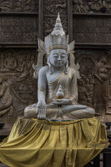 Fototapeta na wymiar Statue in Gangaramaya temple, Colombo
