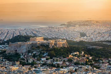 Fotobehang Panoramablick auf die Stadt Athen in Griechenland mit der Akropolis und dem Parthenon Tempel bei Sonnenuntergang © moofushi
